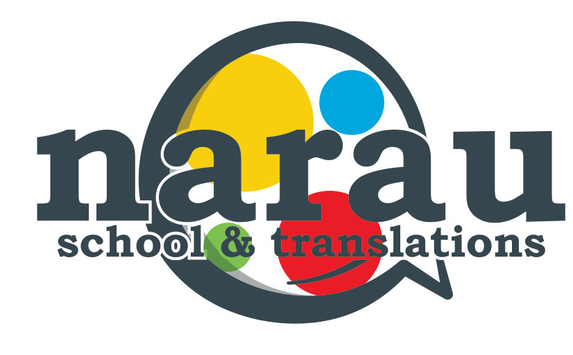 Logotipo de Narau School: bocadillo de diálogo y círculos de colores
